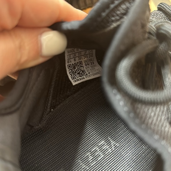 Yeezy 350 v2 men’s 6.5 women’s 8. Black - Picture 7 of 9